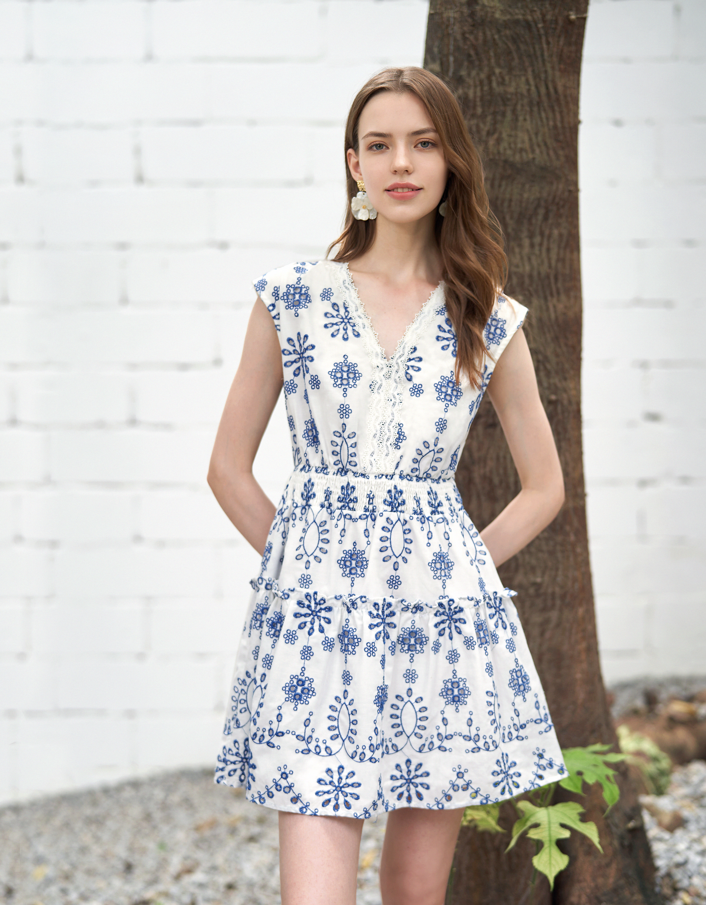 関税込 SaturdayClub Two-tone Embroidered V-neck Dress Two-tone Embroidered V-neck Dress – SaturdayClub Singapore