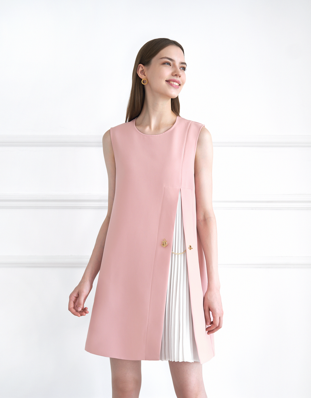 【SaturdayClub】サイドスリットコントラストプリーツヘムドレス Contrast Pleated Panel Sleeveless Dress – SaturdayClub Singapore