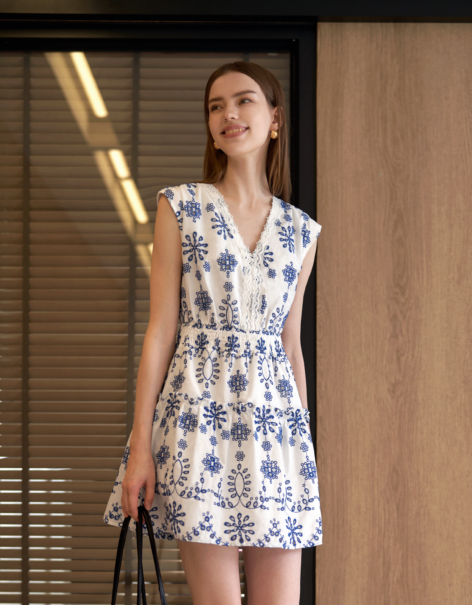 Two-tone Embroidered V-neck Dress – SaturdayClub Singapore