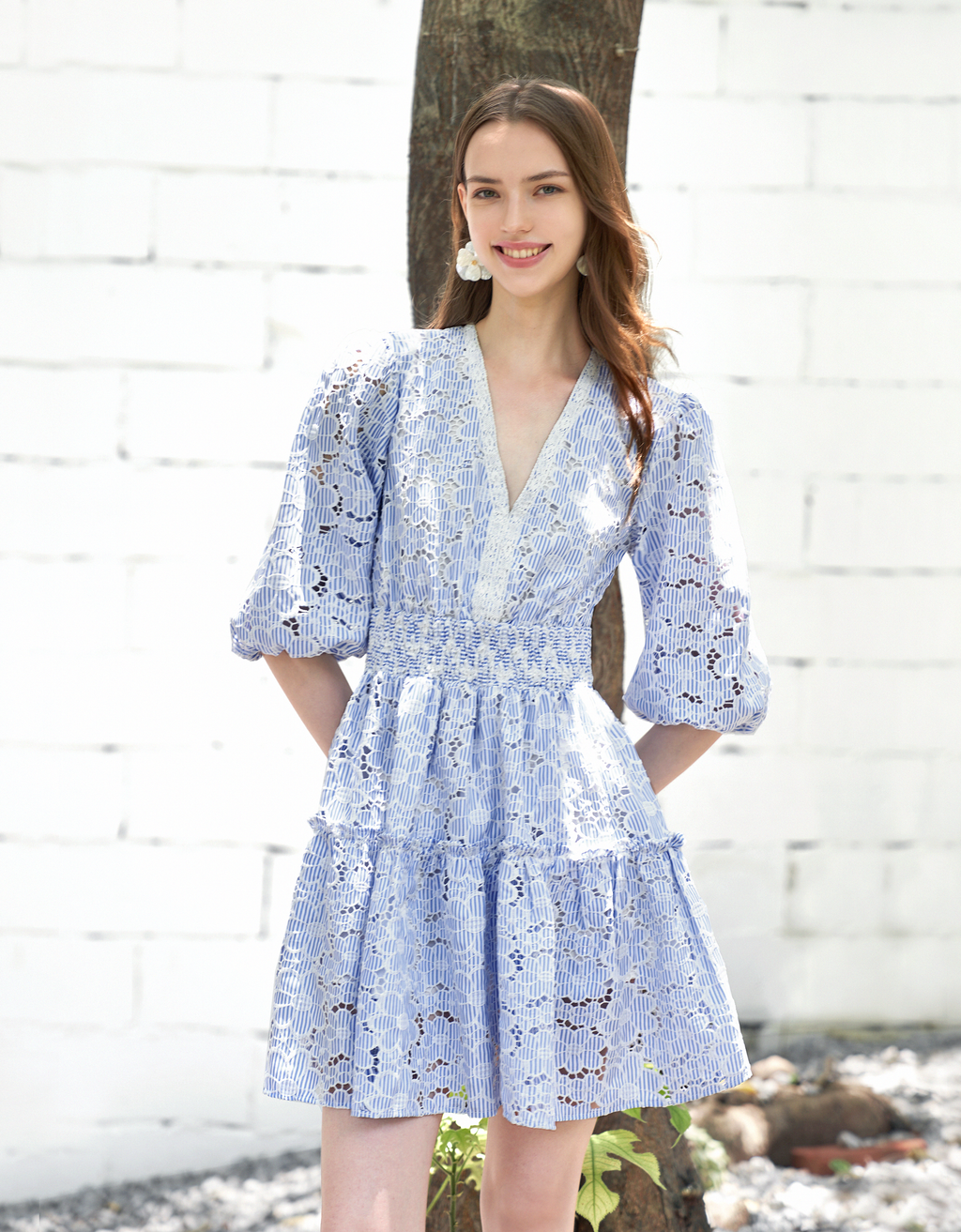関税込 SaturdayClub Two-tone Embroidered V-neck Dress Two-tone Embroidered V-neck Dress – SaturdayClub International