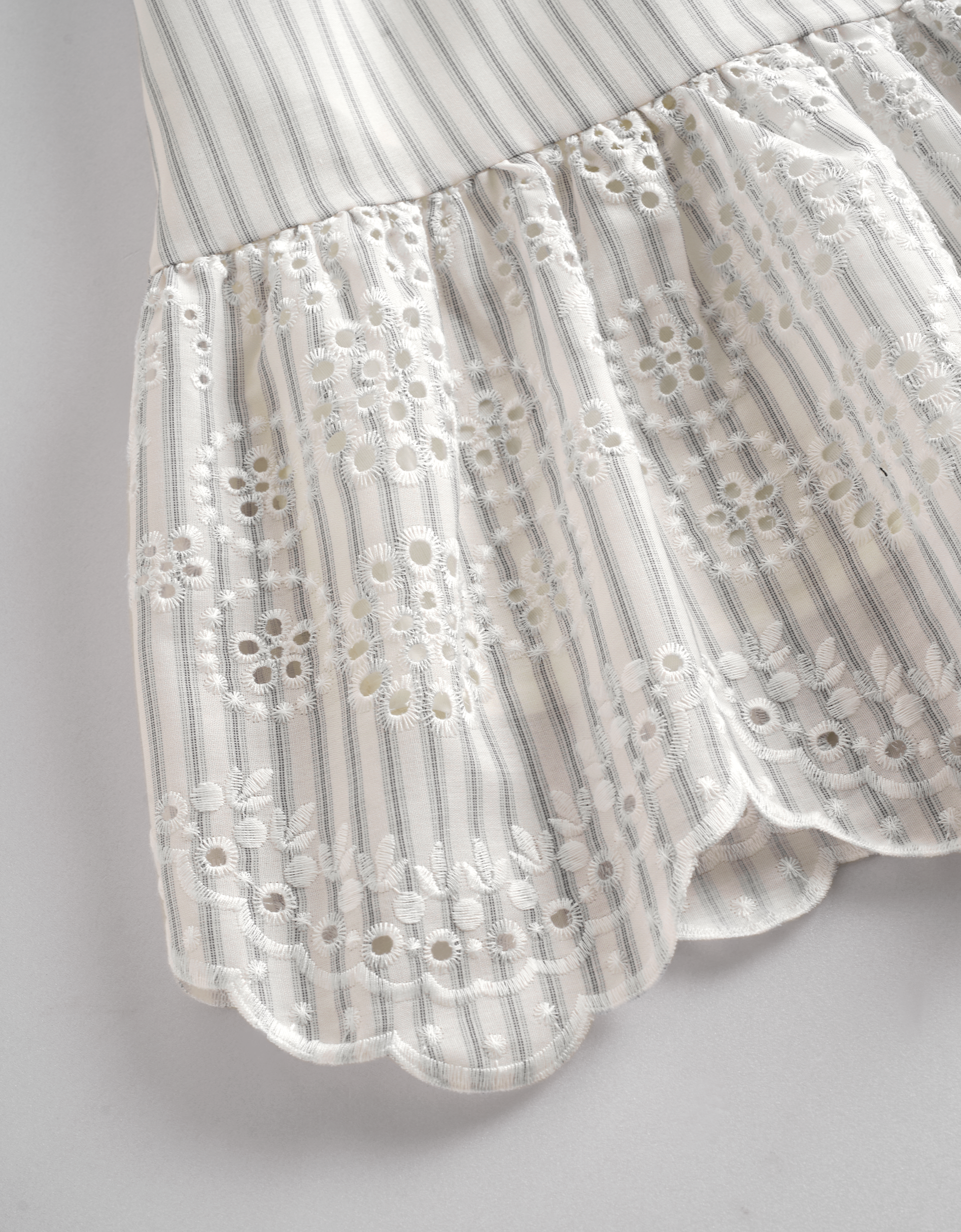 white & grey(a30677)